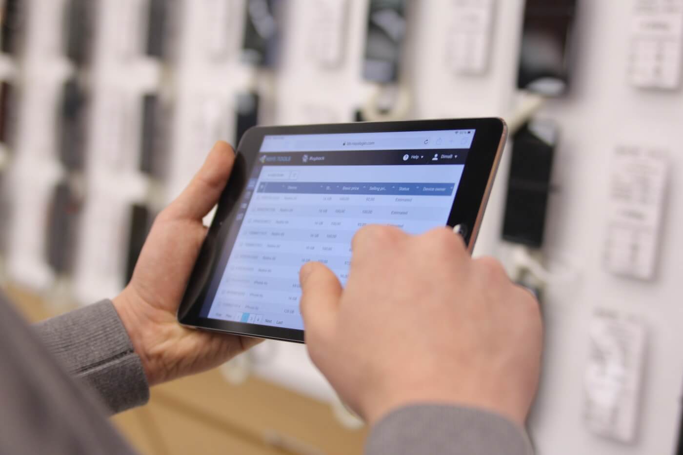 タブレットで在庫の一覧と利用可能数を確認する様子