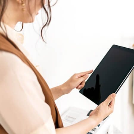 タブレットで初期設定を行う様子